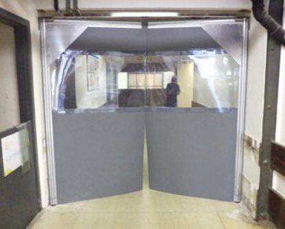 Imagem de PORTA FLEXIVEL EM PVC VAI E VEM COM PARTE SUPERIOR EM CRISTAL 1.495 LARG. X  2.156 ALT.
